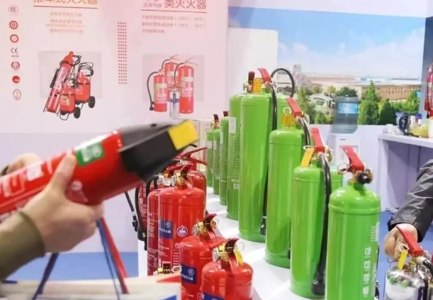 高壓配電室是否可以用滅火器帶電滅火？用二氧化碳還是干粉？