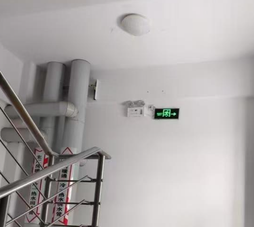 疏散指示燈與應(yīng)急照明燈安裝在一起是否合法？