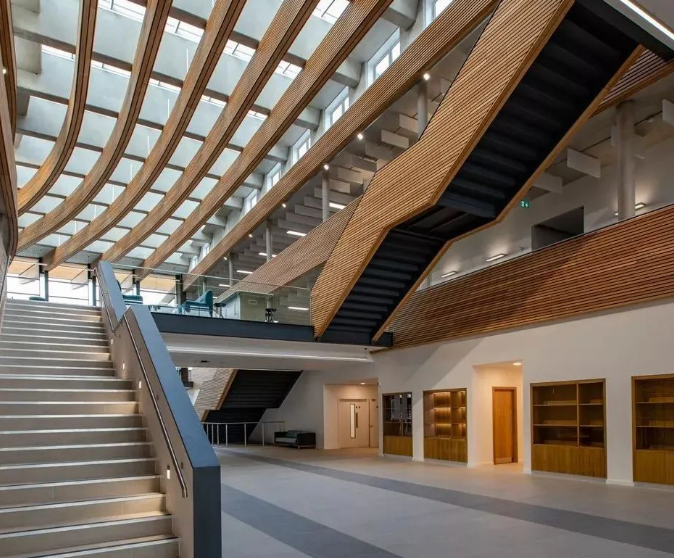 中庭防火卷簾控制問(wèn)題研究：規(guī)范、技術(shù)與安全