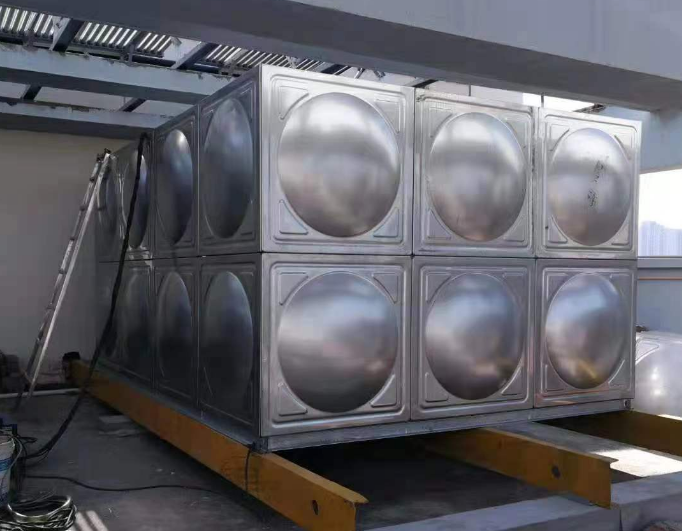 高位消防水箱設(shè)置位置的探討：屋面與最高層房間內(nèi)的可行性分析